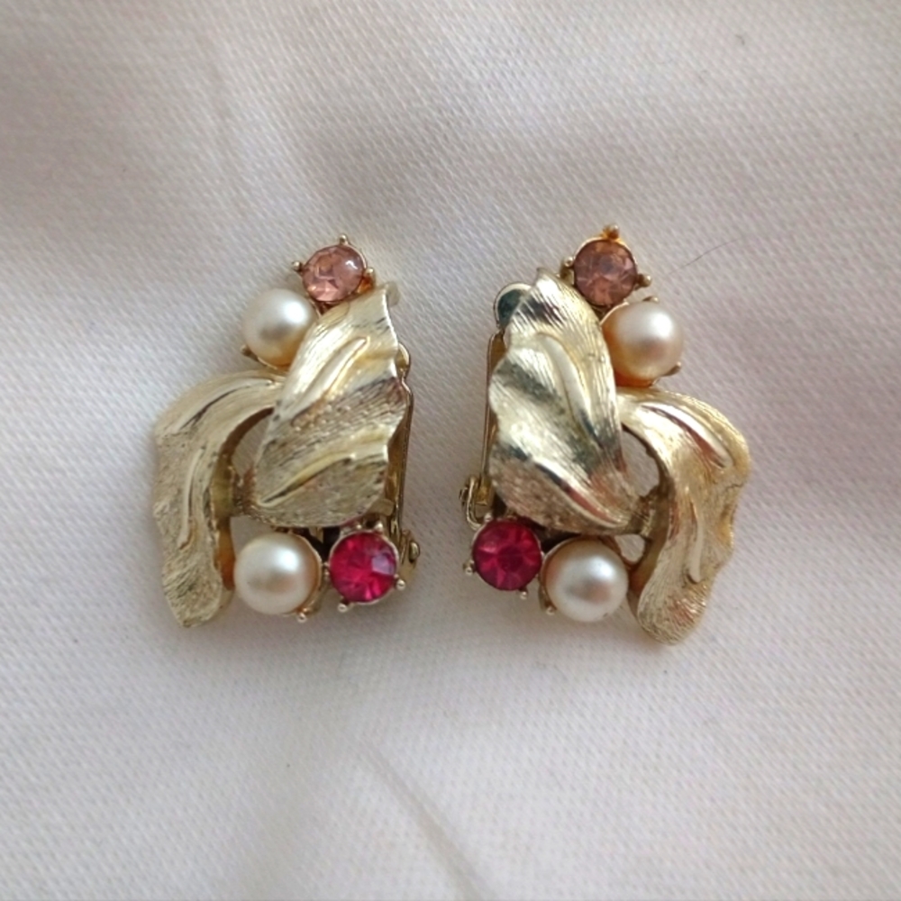 Vintage CORO Gold-Tone Leaf Clip-On Earrings Pink Rhinestones Faux Pearls